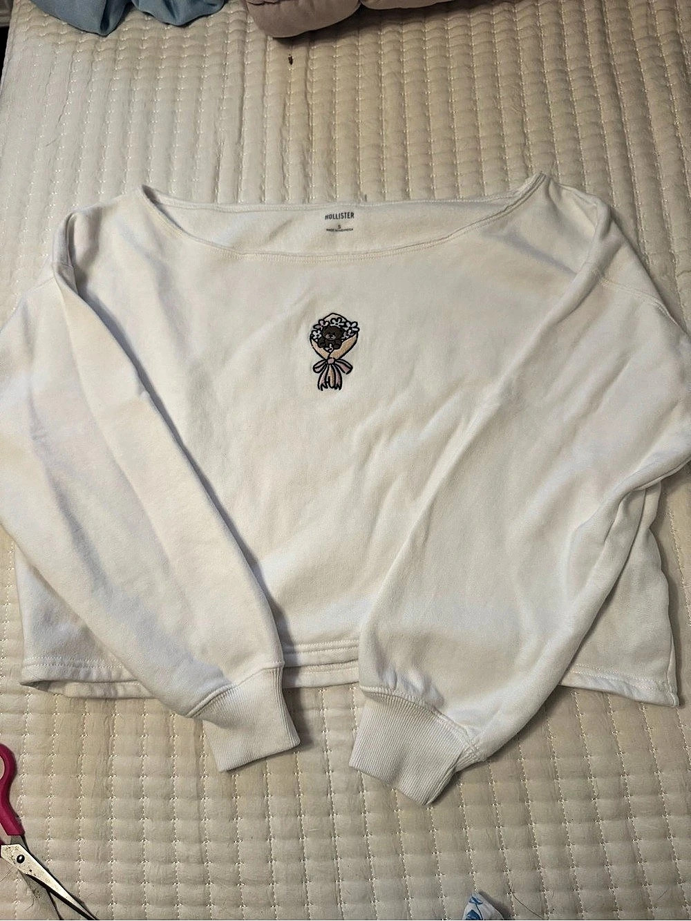 Hollister Size Small White Off Shoulder Crop Sweatshirt with Bear Bouquet